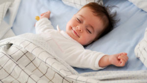 bambino felice nel sonno