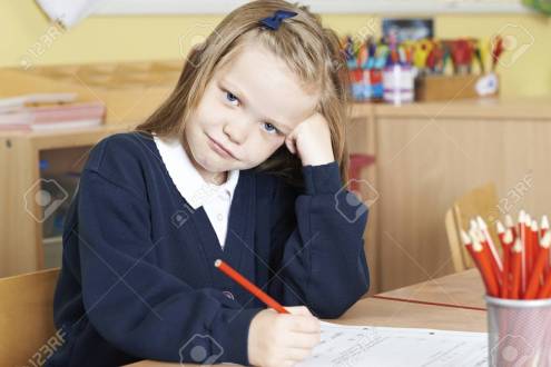 bambina demoralizzata mentre fa i compiti