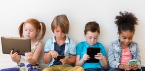 bambini con tablet e smartphone