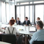 expat in riunione di lavoro